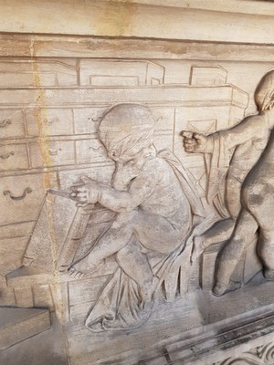 test van een gevelreinigingstechniek op een zone van een bas-reliëf