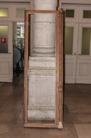 Gedemonteerde raamvleugel. Rechts onderaan : vervangen element van de raamstijl (A. de Ville de Goyet©GOB-MRBC)