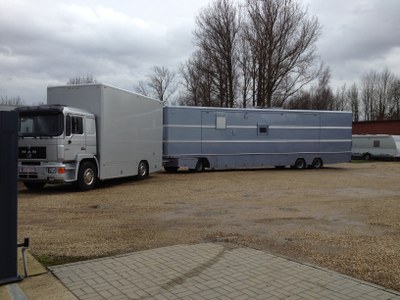 foorkramers met ingepakte wagens, klaar om rond te trekken.