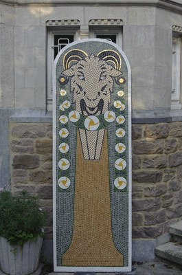 Mozaïekpaneel met bok, vlak voor de plaatsing (A. de Ville de Goyet@SPRB-GOB)