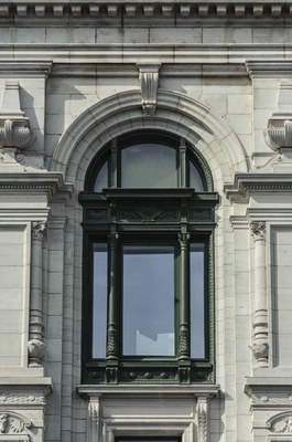 Gerestaureerd raam van de voorgevel 