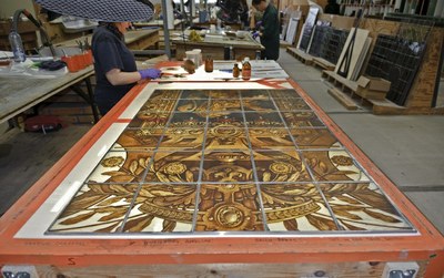 De glasramen tijdens de restauratie (foto 2017). © urban.brussels