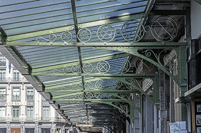 Nouveaux auvents de la Bourse. Photo 2019. A. de Ville de Goyet © urban.brussels