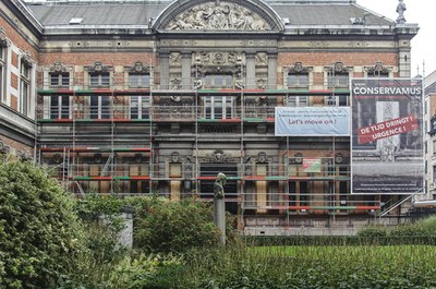 Façade sud sur la cour intérieure pendant la restauration des châssis (A. de Ville de Goyet©GOB-MRBC)