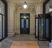 entrée sécurisée coté Place Poulaert