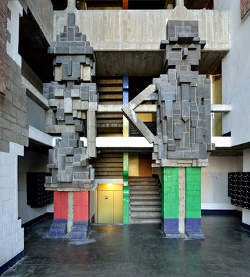 Bâtiment œcuménique, les personnages de l'entrée. – Photo W. Kennis © urban.brussels