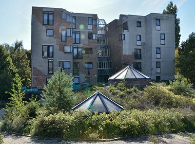 Le bâtiment œcuménique. En avant-plan, les coupoles qui éclairent le hall de la station de métro. – Photo W. Kennis © urban.brussels Le bâtiment œcuménique. En avant-plan, les coupoles qui éclairent le hall de la station de métro. – Photo W. Kennis © urban.brussels