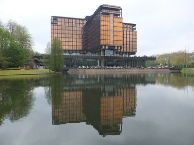 L'immeuble et son refler dans l'étang. Photo A de Ville de Goyet 2016 © urban.brussels L'immeuble et son refler dans l'étang. Photo A de Ville de Goyet 2016 © urban.brussels